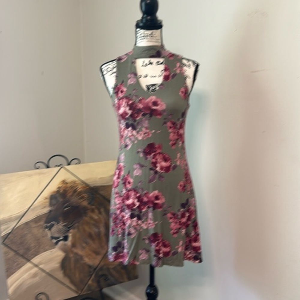 ALYA dress size XS excellent condition beautiful floral olive green soft comfy